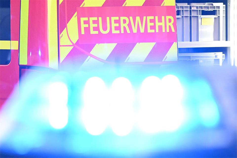 Die Feuerwehr löscht ein brennendes Einfamilienhaus. (Symbolbild)Bernd Weißbrod/dpa