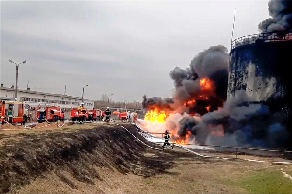 Die Feuerwehr löscht ein in  Brand geratenes Öldepot in Russland. (Archivbild)Uncredited/Russian Emergency Ministry Press Service/AP/dpa