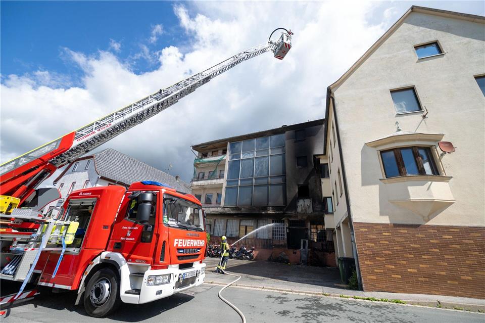 Die Feuerwehr löscht einen Brand im Landkreis Coburg.Pia Bayer/dpa