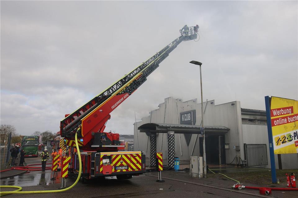 Die Feuerwehr löscht einen Brand in einem Club. Hunderte Feiernde retten sich ins Freie.Philipp von Ditfurth/dpa