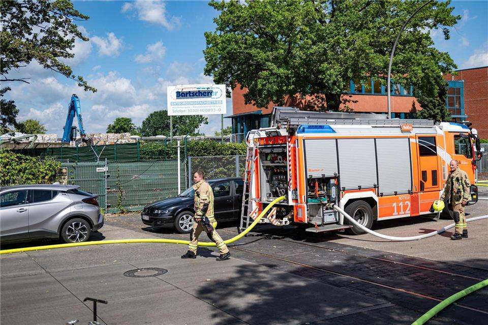 Die Feuerwehr löscht einen Brand in einem Recyclinghof. Fabian Sommer/dpa