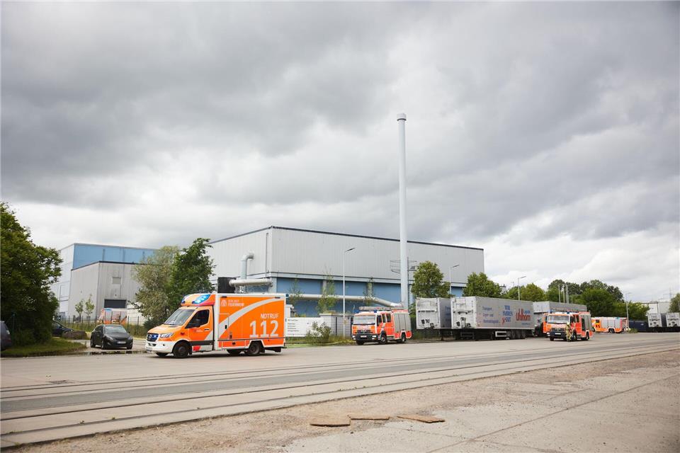 Die Feuerwehr löscht einen Brand in einer Halle im Norden Berlins. Jörg Carstensen/dpa