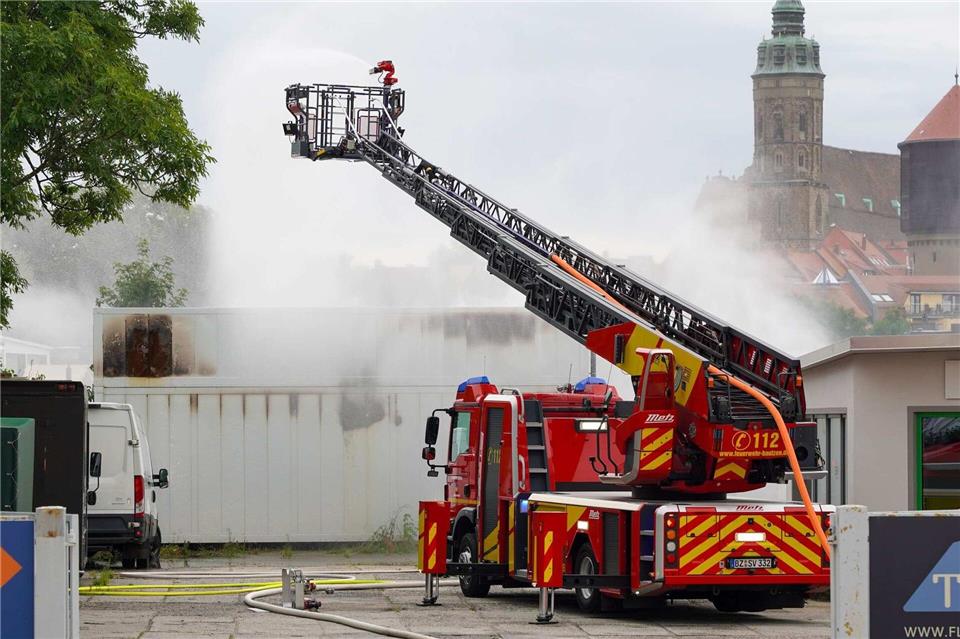 Die Feuerwehr löscht mit einer ferngesteuerten Spritze einen Brand in einem Batteriespeicher.Domenic Prater/xcitepress/dpa
