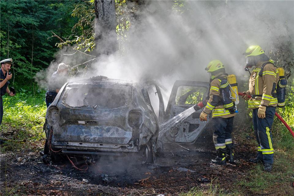 Die Feuerwehr löschte das Auto, der Mensch darin konnte nicht mehr gerettet werden. Angerer/BRK Berchtesgadener Land/dpa