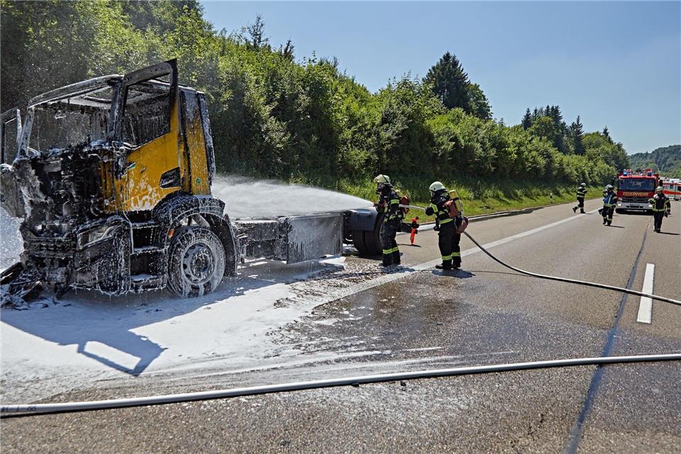 Die Feuerwehr löschte den Brand des Lastwagens mit Schaum.Markus Brandhuber/dpa