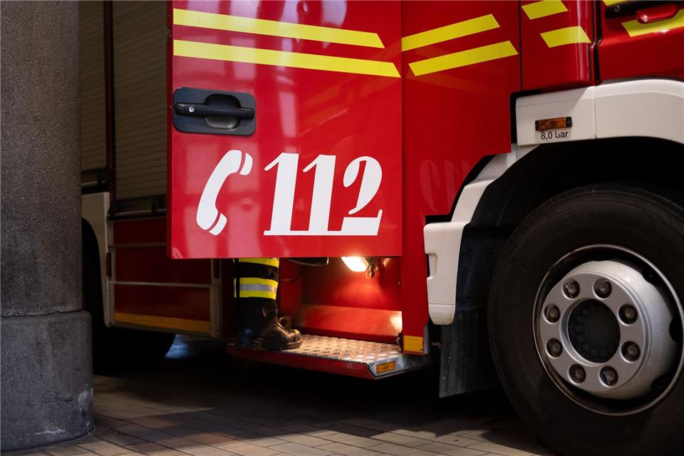 Die Feuerwehr löschte den Brand im Dach der Münchner St. Helena-Kirche. (Symbolbild)Niklas Treppner/dpa