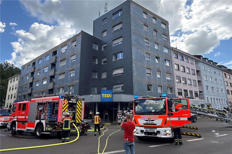 Die Feuerwehr löschte den Brand in dem Gebäude rasch.Torsten Kremers/dpa