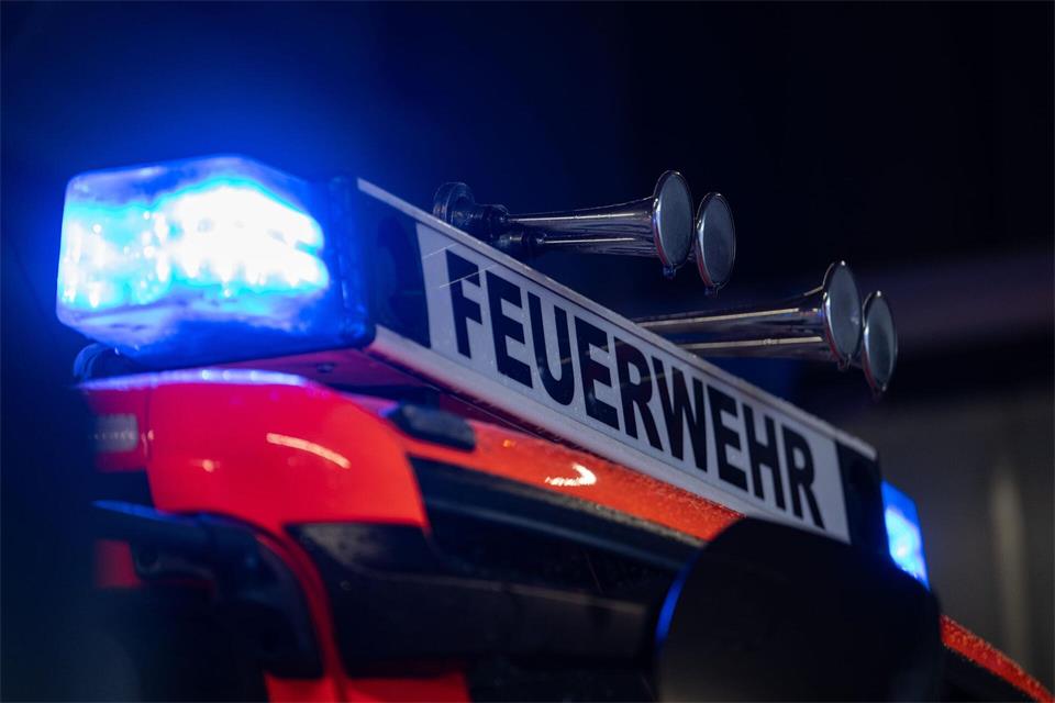 Die Feuerwehr löschte den Brand in der Einrichtung. (Symbolbild)Marijan Murat/dpa