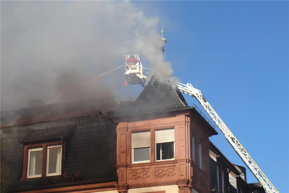 Die Feuerwehr löschte den Brand mit der Hilfe von Drehleitern.Rene Priebe/dpa