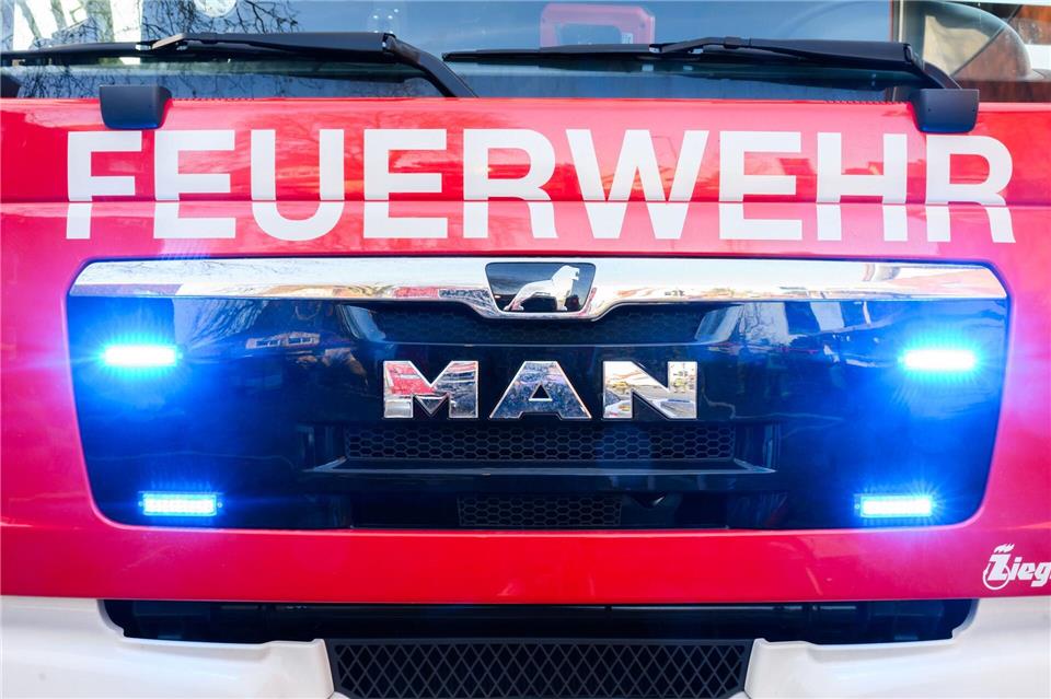 Die Feuerwehr löschte den Scheunenbrand. (Symbolbild)Julian Stratenschulte/dpa