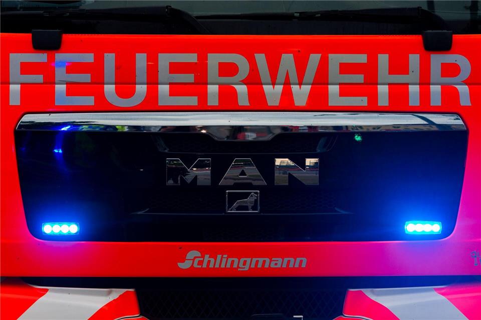 Die Feuerwehr löschte den auf der Autobahn brennenden Anhänger. (Symbolbild)Mohssen Assanimoghaddam/dpa