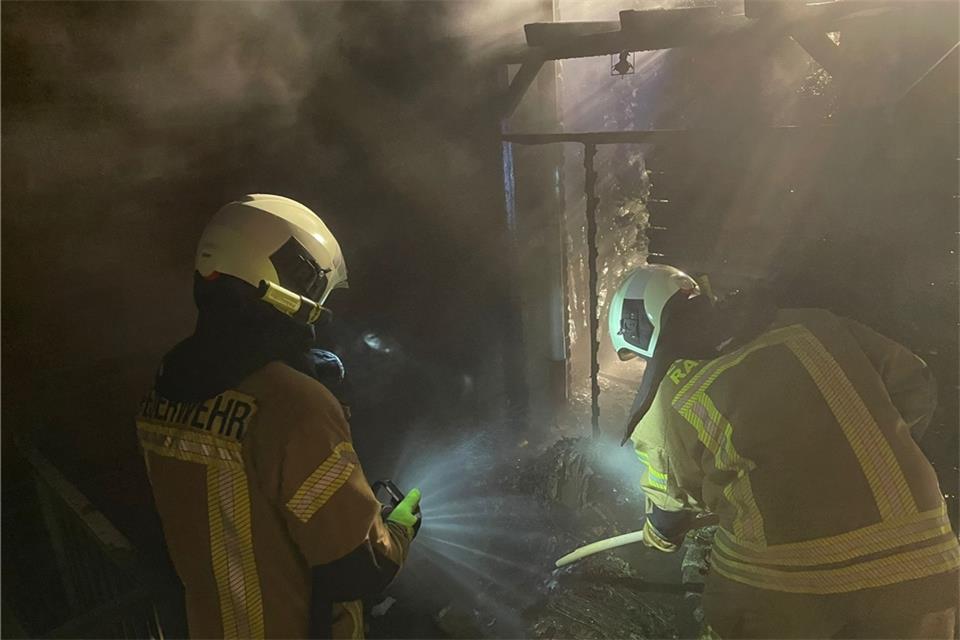 Die Feuerwehr löschte dicht an einem Haus stehende Mülltonnen.