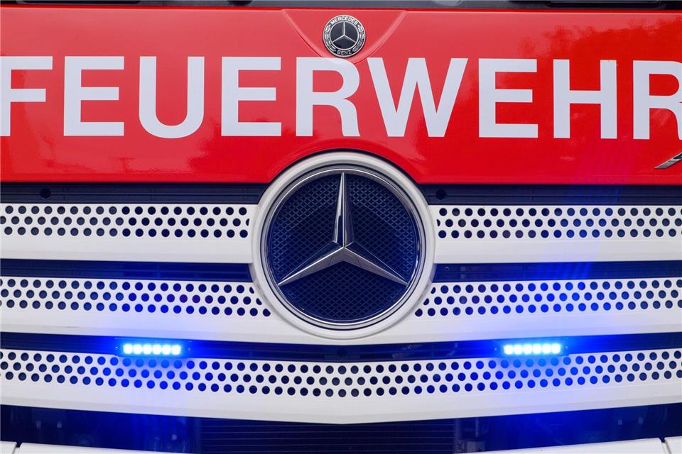 Die Feuerwehr löschte die Flammen, jetzt ermittelt die Polizei. (Symbolbild)Klaus-Dietmar Gabbert/dpa