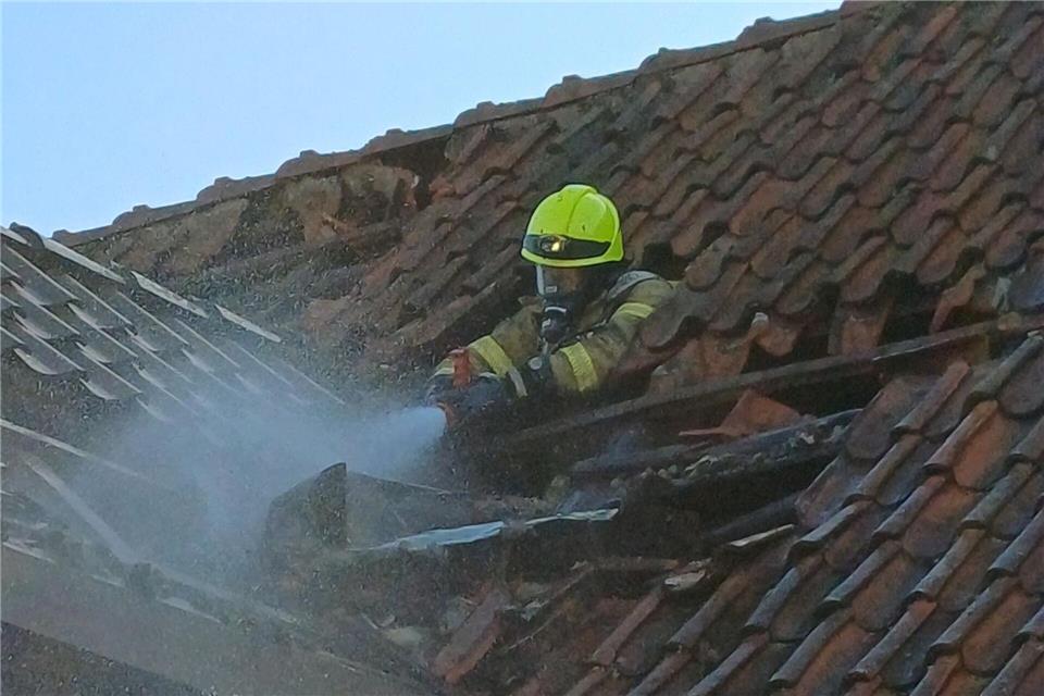 Die Feuerwehr löschte die Glutnester.-/Feuerwehren der SG Mittelweser//dpa