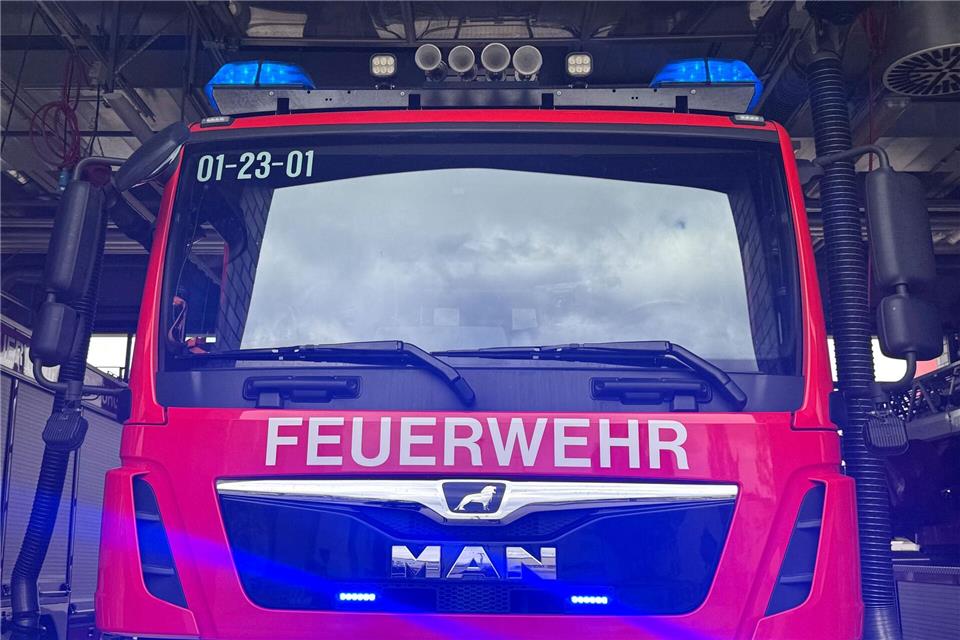 Die Feuerwehr löschte ein brennendes Einfamilienhaus in Korschenbroich. (Symbolbild)Sabina Crisan/dpa