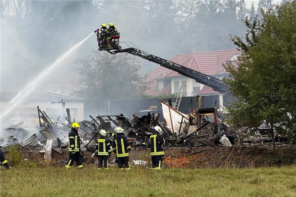Die Feuerwehr löschte einen Brand in einer Lagerhalle in Waldbrunn-Hausen. Mike Seeboth/dpa