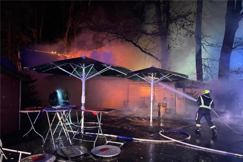 Die Feuerwehr löschte in der Nacht von Samstag auf Sonntag mehrere brennenden Hütten auf dem Weihnachtsmarkt Schulze Beikel. 