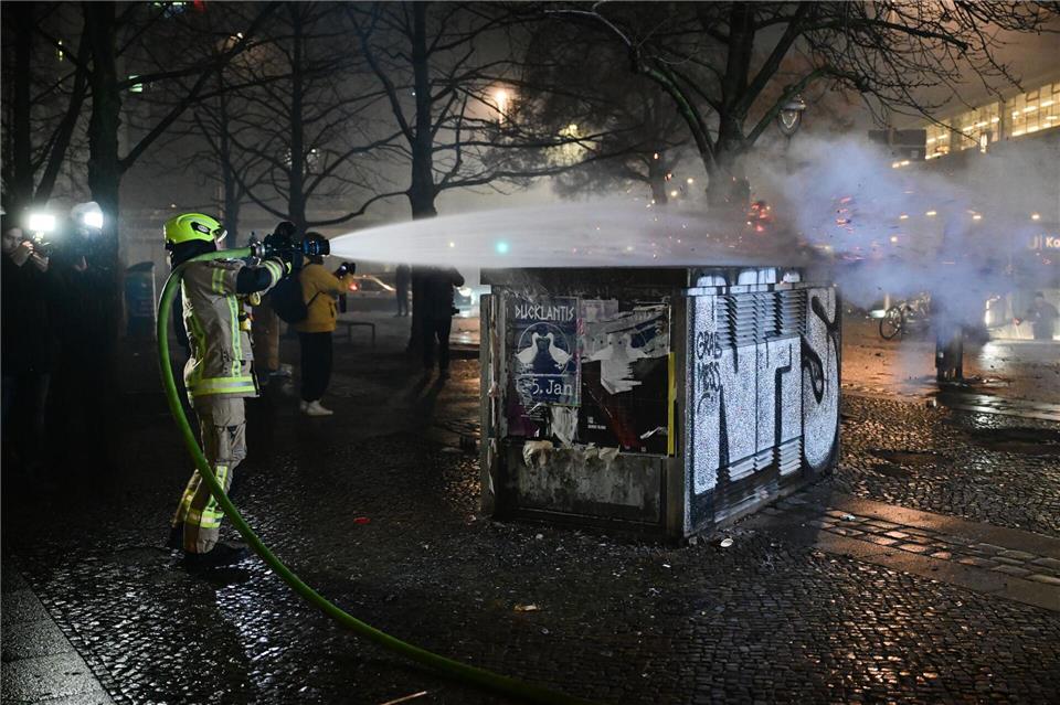 Die Feuerwehr löschte zahlreiche Brände.Sebastian Christoph Gollnow/dpa