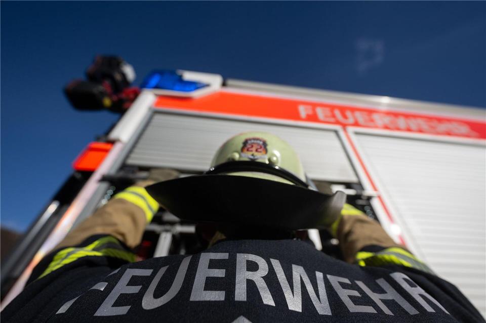 Die Feuerwehr lüftete die Wohnung. (Symbolbild)Marijan Murat/dpa