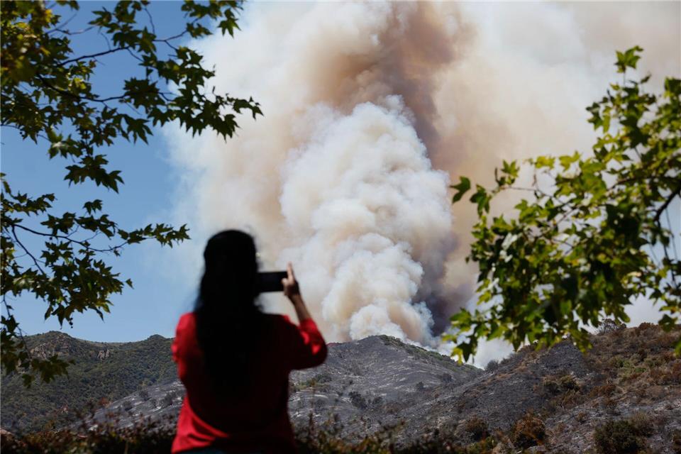 Die Feuerwehr macht Fortschritte bei der Brandbekämpfung. Caroline Brehman/FR172323 AP/AP/dpa