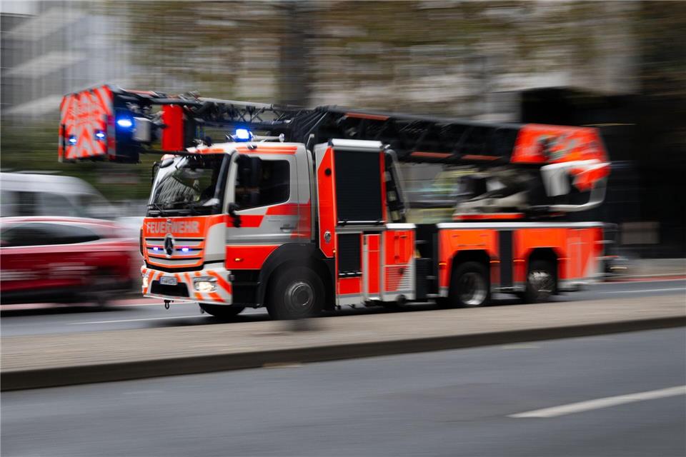 Die Feuerwehr montiert lose Fassadenteile eines Hochhauses in Hamburg sicher ab. (Symbolbild)Boris Roessler/dpa