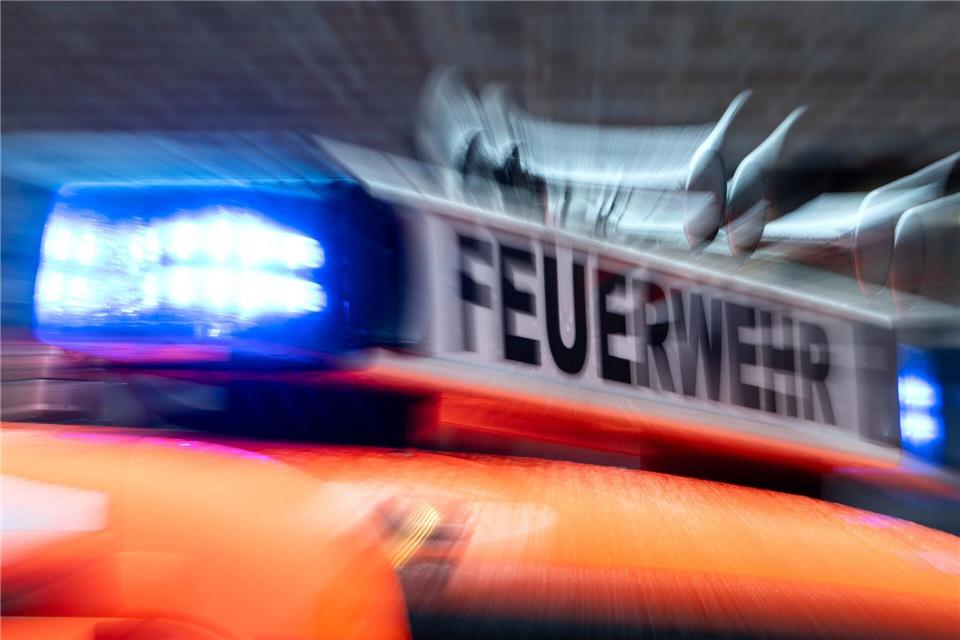 Brand in Leegebruch - Familie rechtzeitig gerettet Die Feuerwehr muss den Dachstuhl zweier brennender Häuser entfernen, um die Flammen zu ersticken. (Symbolbild)Marijan Murat/dpa