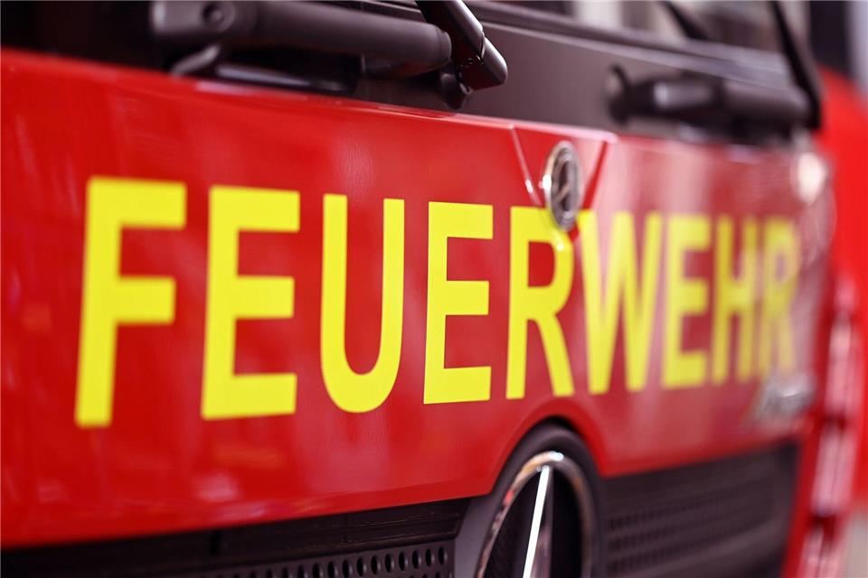 Die Feuerwehr muss einen Lkw-Fahrer aus dem Führerhaus schneiden. (Archivbild)Uli Deck/dpa