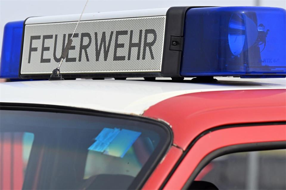 Die Feuerwehr muss meterhohe Flammen bekämpfen. (Symbolbild)Martin Schutt/dpa-Zentralbild/dpa