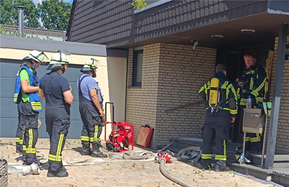 Die Feuerwehr musste am Montagnachmittag zu einem Kellerbrand in der Straße Tops Riete ausrücken. Vor Ort brannte ein Elektroverteilkasten.