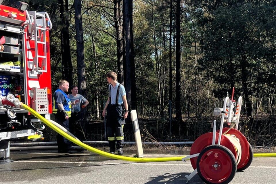 Die Feuerwehr musste auch am Tag nach dem großen Waldbrand an der B 224 wieder eingreifen.