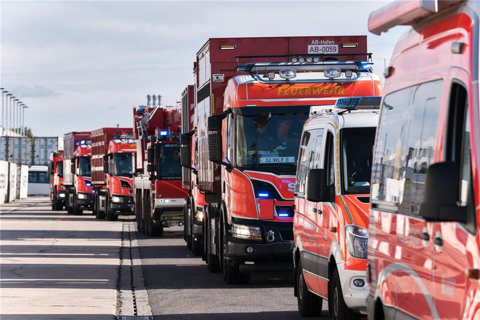 Die Feuerwehr musste bei der Übung „Red Storm Bravo“ im Hafen das Sinken einer Schute - einer Art Lastkahn - verhindern.Marcus Golejewski/dpa