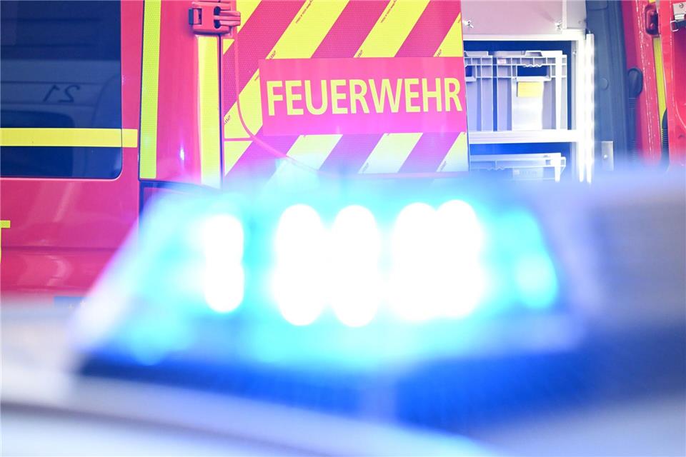 Die Feuerwehr musste den 78-Jährigen aus seinem Auto retten. (Symbolbild)Bernd Weißbrod/dpa