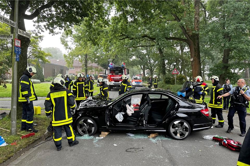 Die Feuerwehr musste den Fahrer mit schwerem Gerät aus dem Auto befreien.