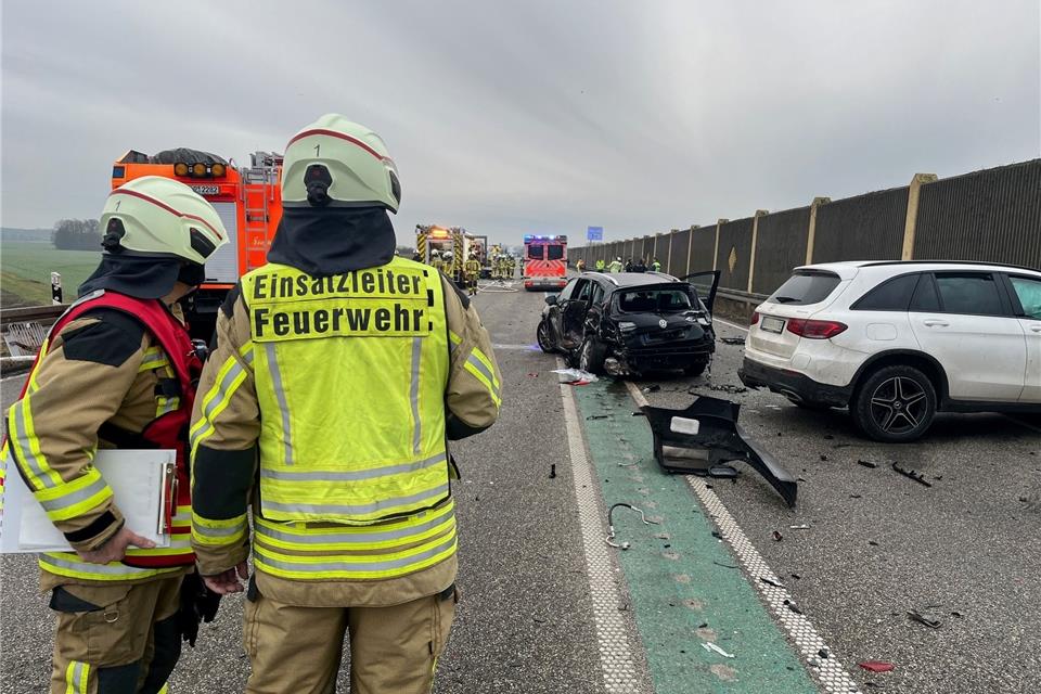 Die Feuerwehr musste eine Frau aus ihrem völlig zerstörten Auto befreien.