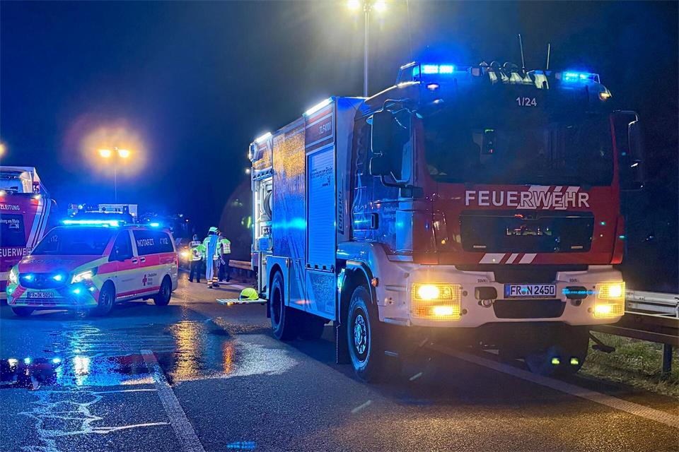 Die Feuerwehr musste einen Mann und ein Kind aus dem Wrack bergen.-/Feuerwehr Neuenburg/dpa