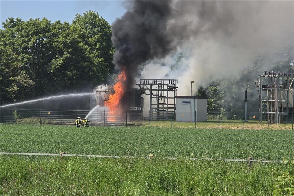 Die Feuerwehr musste gegen meterhohe Flammen kämpfen.
