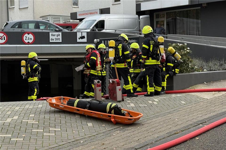 Die Feuerwehr musste mit großem Aufwand den Rauch absaugen.Mike Seeboth/dpa