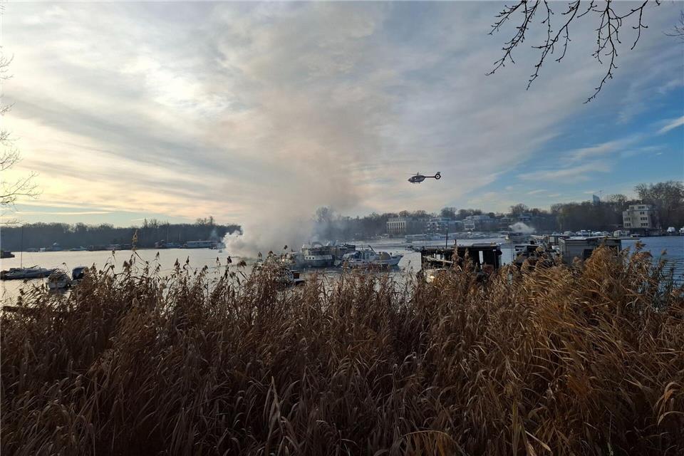 Die Feuerwehr musste von Booten aus löschen.--/Polizei Berlin/dpa