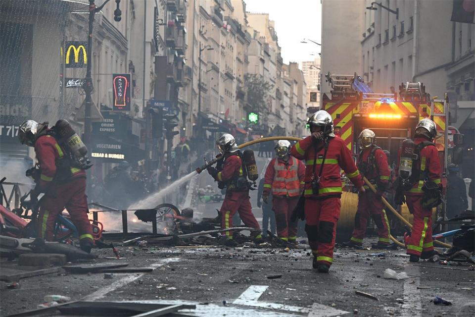 Die Feuerwehr musste zahlreiche Brände löschen.Emma Da Silva/AP/dpa