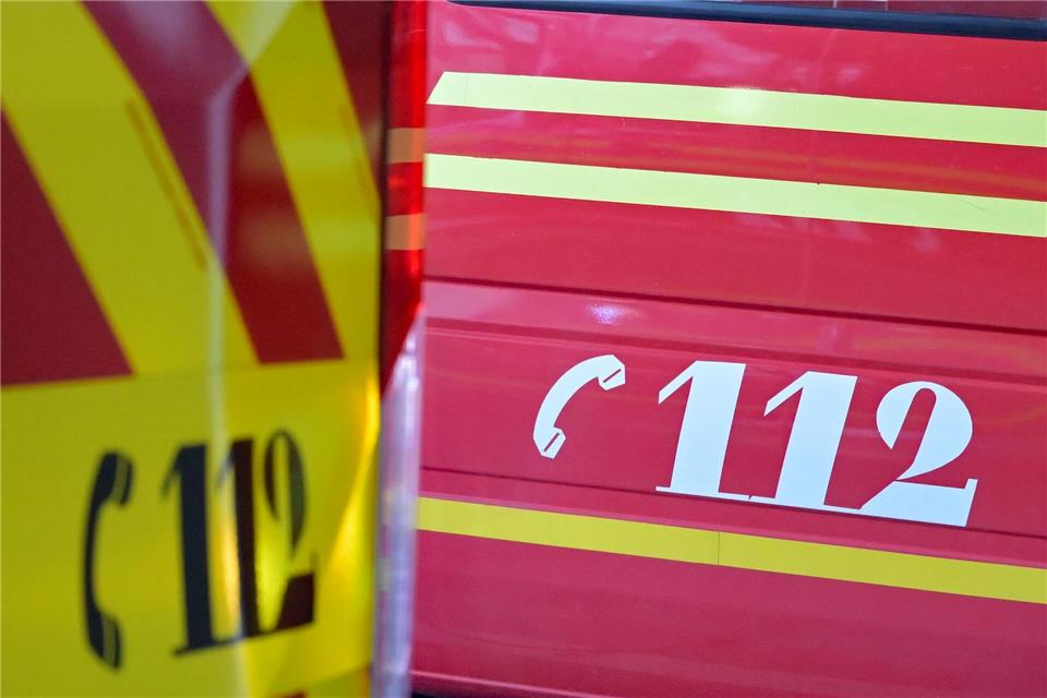 Die Feuerwehr prüft eine mögliche Verschmutzung des Sees durch Öl. (Symbolbild) Malin Wunderlich/dpa