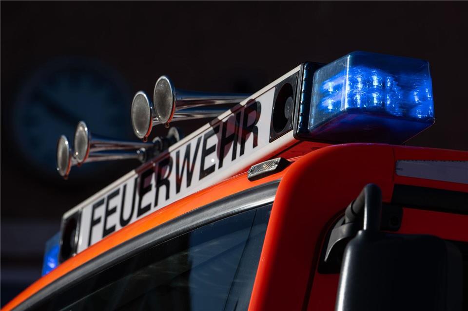 Die Feuerwehr prüfte den Inhalt der Flasche. (Symbolbild)Marijan Murat/dpa