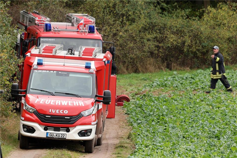 Vermisster Fabian ist tot - Erneute Spurensuche am Fundort Die Feuerwehr pumpte Wasser aus dem Tümpel ab.Bernd Wüstneck/dpa