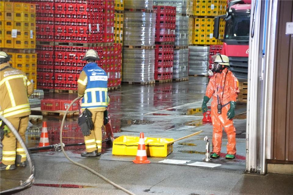 Die Feuerwehr pumpte die ätzende Flüssigkeit ab. SDMG/dpa