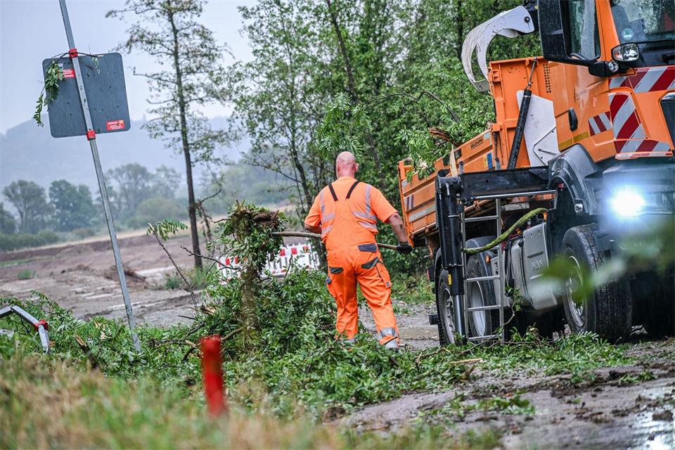 Die Feuerwehr räumte gemeinsam mit dem Bauhof und privaten Unternehmen einige Äste und Bäume von Straßen. Jason Tschepljakow/dpa