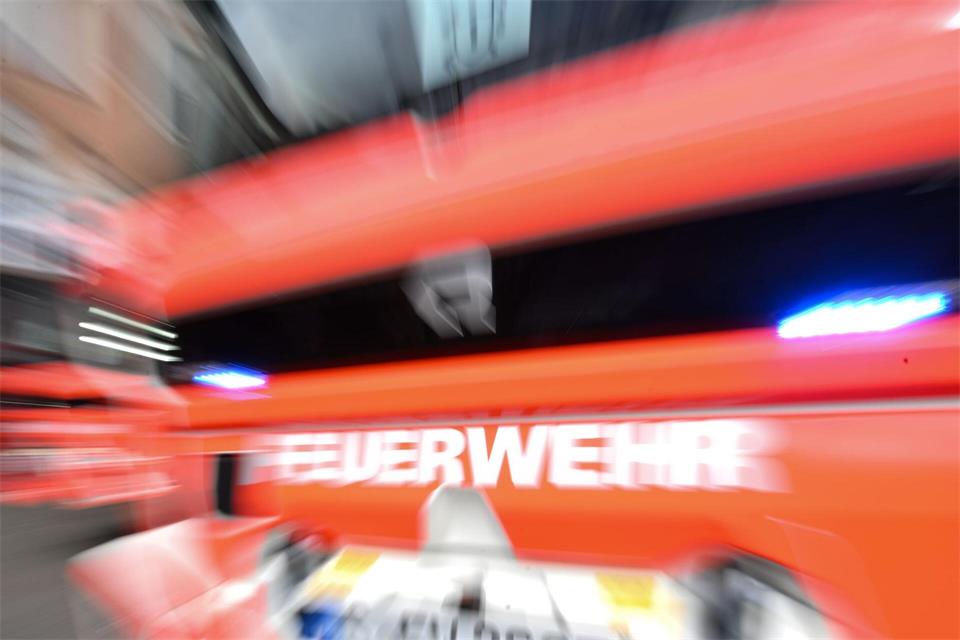 Die Feuerwehr rettete den Mann mit Verbrennungen aus dem Keller. (Symbolbild)Bernd Weißbrod/dpa