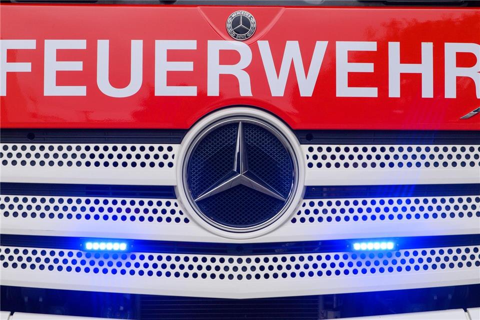 Die Feuerwehr rettete die Autoinsassen aus ihrer misslichen Lage. Klaus-Dietmar Gabbert/dpa