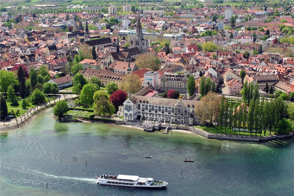 Die Feuerwehr rettete in Konstanz am Bodensee einen Menschen aus einer brennenden Wohnung. (Symbolbild)picture alliance / dpa