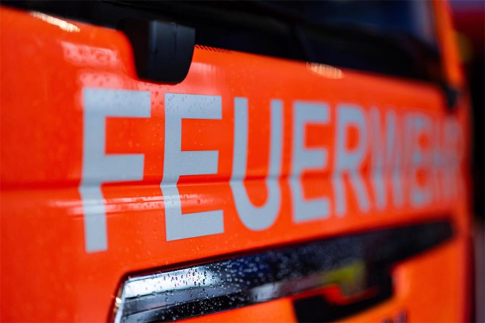 Die Feuerwehr rettete in Mühlhausen einen in einem Auto eingeschlossenen Säugling. (Symbolbild)Marijan Murat/dpa