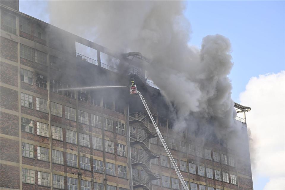 Die Feuerwehr rief bei dem Großbrand die höchste Alarmstufe aus.Glück Dalibor/CTK/dpa