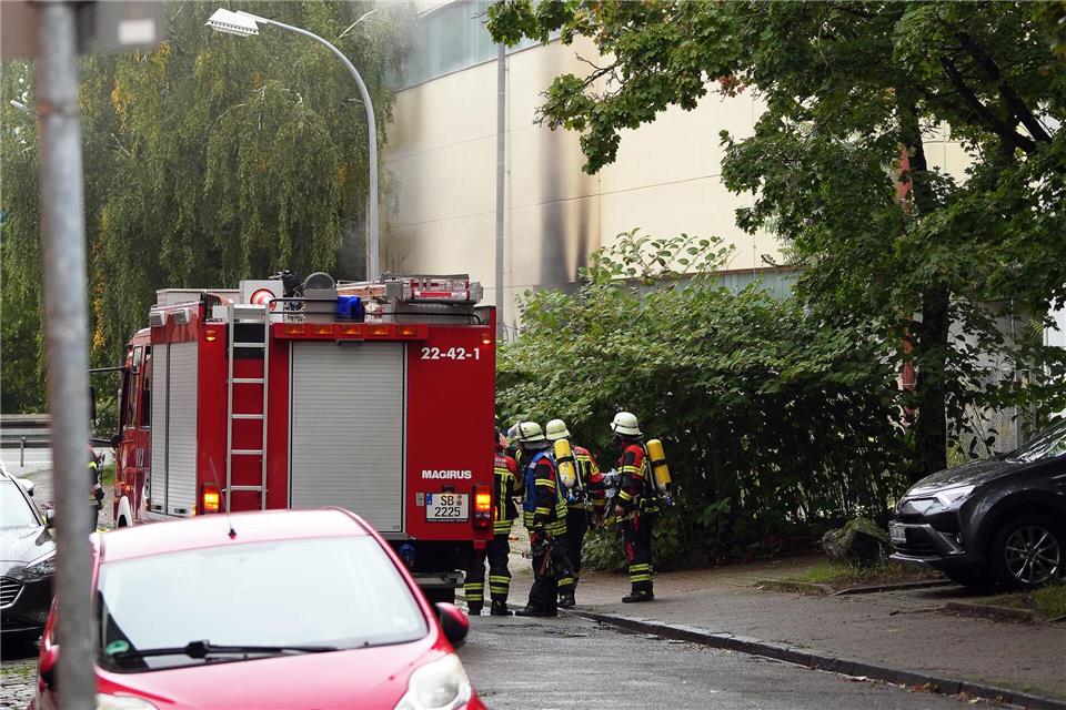 Die Feuerwehr rückt aus, um den Brand in Saarbrücken zu löschen. Patrick von Frankenberg/dpa